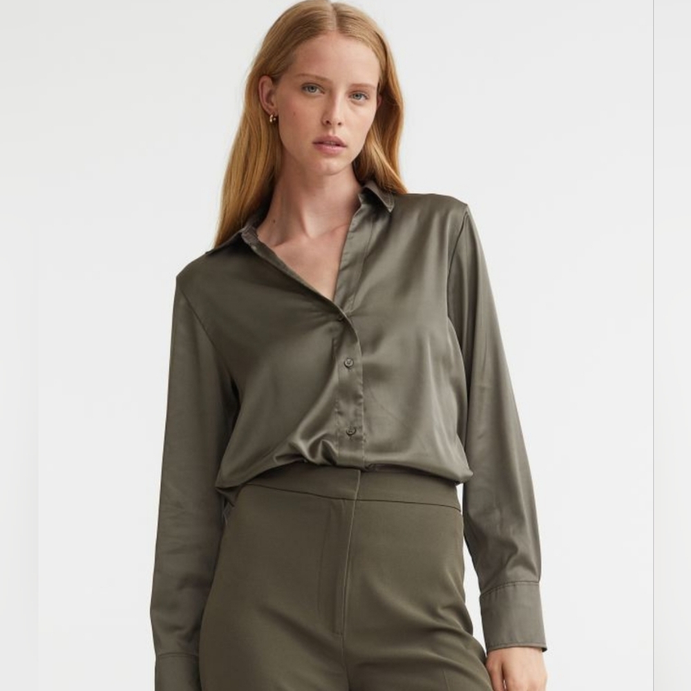 NWT H&M V Neck Blouse size XS